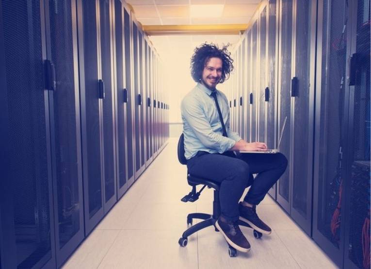 Netzwerkadministrator vor Servern